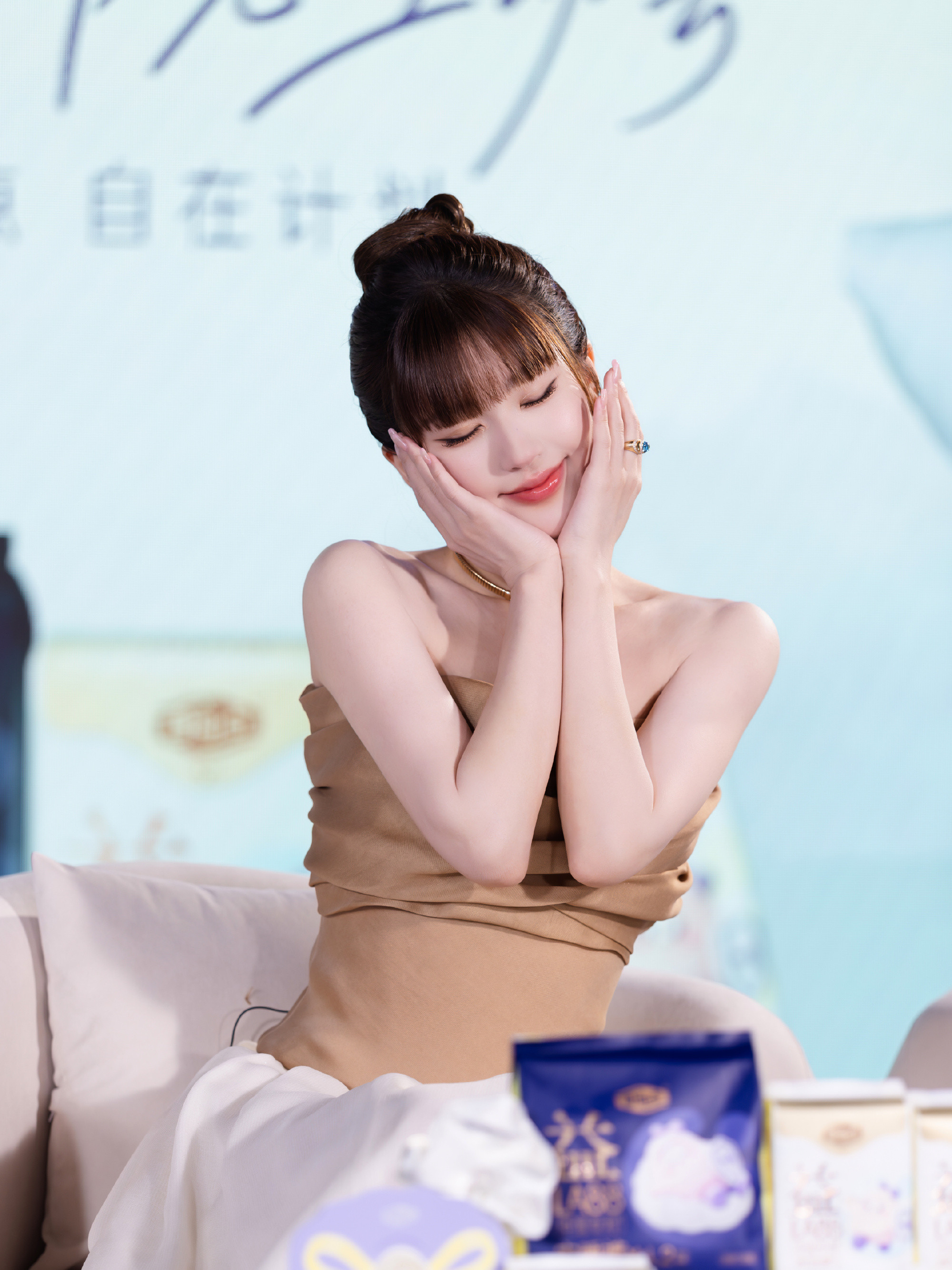 1.赵露思和虞书欣还在暗戳戳打擂台，前者知道后者风险大，品牌方不愿意找，所以一个