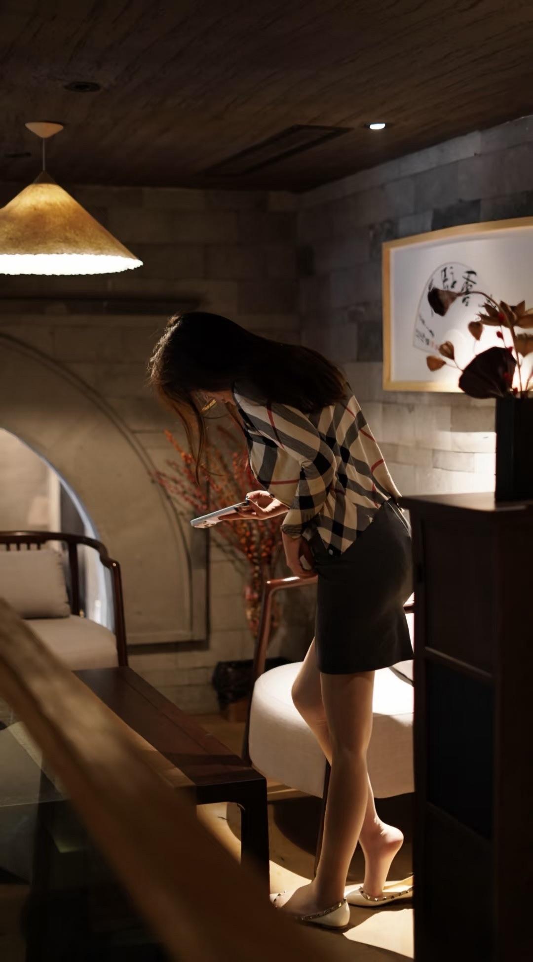 优雅咖啡馆里的静谧时光，沉浸在书香与咖啡的氛围中。秋日里的咖啡馆咖啡馆随记