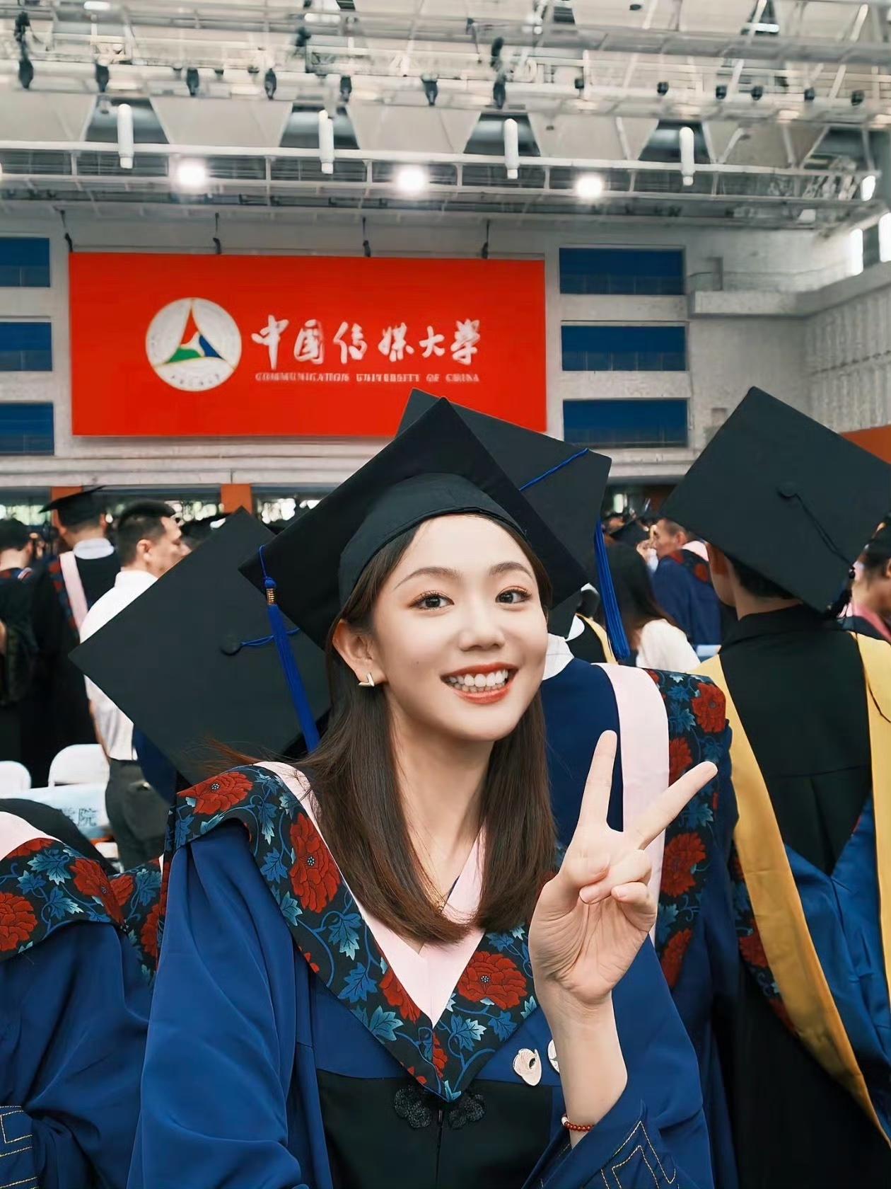 冯禧毕业于中国传媒大学，优秀又努力的女生，配许嵩完全够了。哪是什么追星开了金手