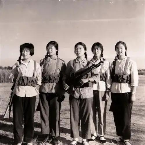 1977年，女知青张梅香接到大学通知书。离开前，她对农村男友说：“等我四面，毕业