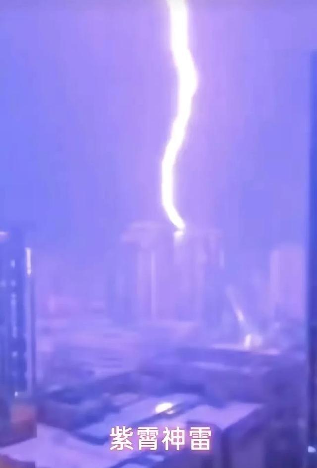 泉州安溪明代龙须殿刚翻新完就被紫雷劈了，四大金刚脸都熏黑了。几百年的老庙以前啥事