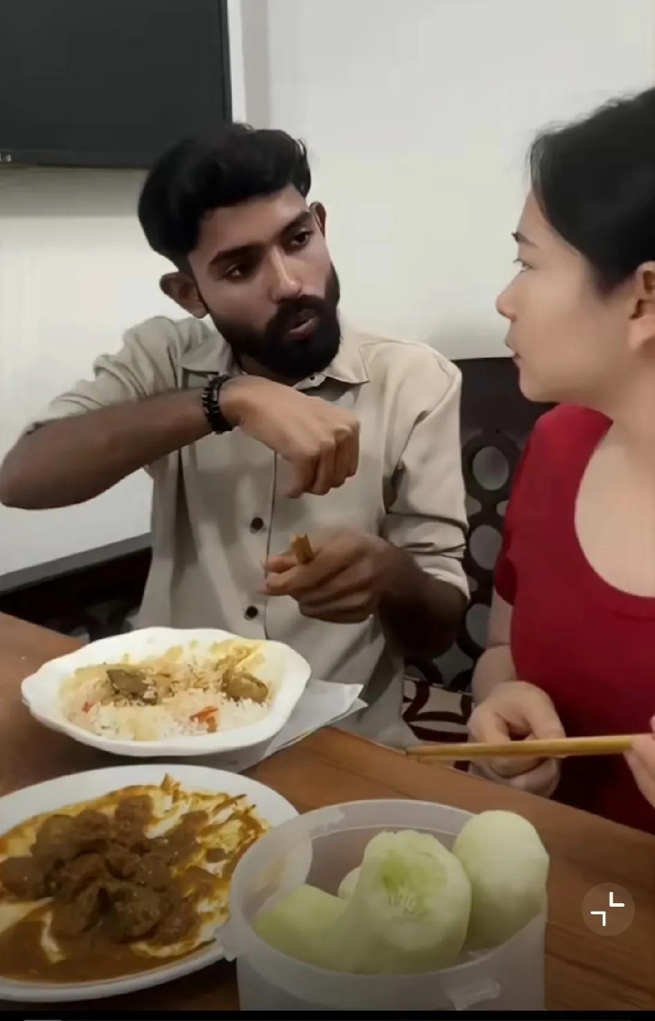 刷到一位网友发布的视频,主要是讲她教印度老公学习如何用筷子吃饭。视频中,这位