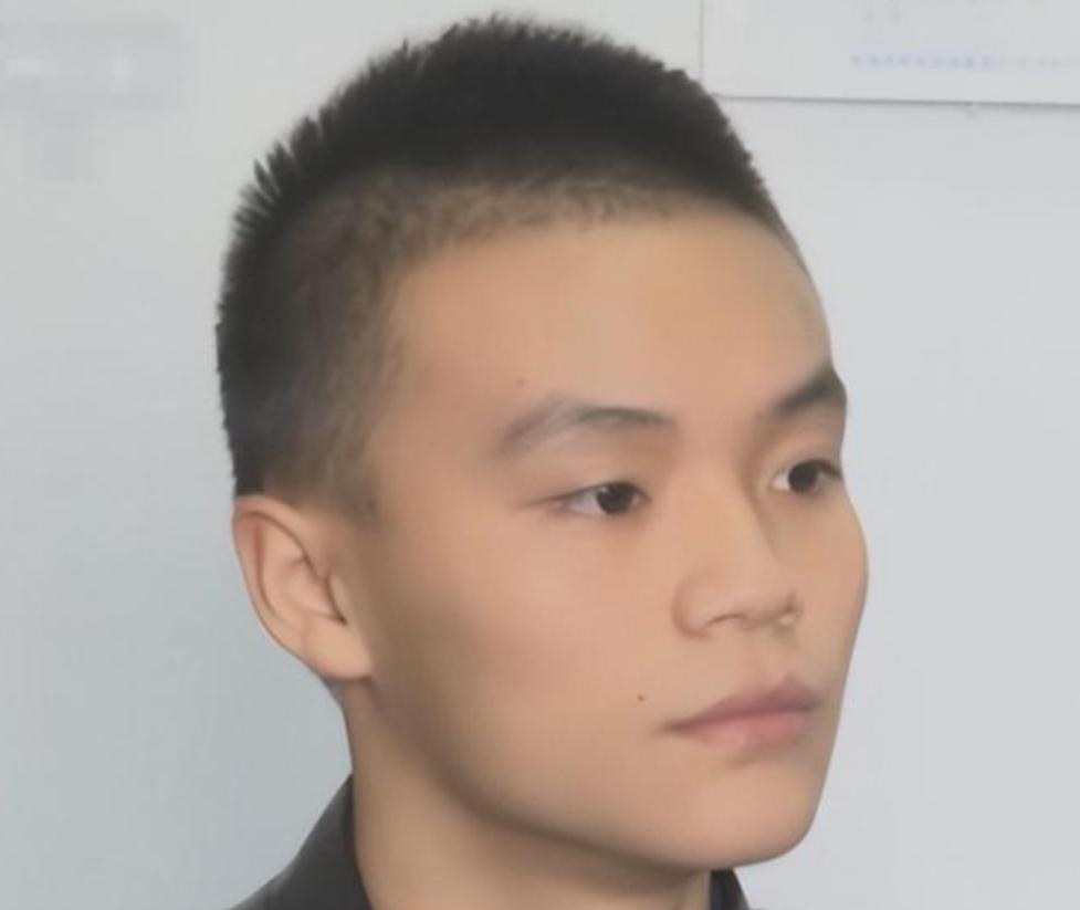2015年，四川小伙报名参军，体检后就回家休息了，突然听到了敲门声，开门一看是两