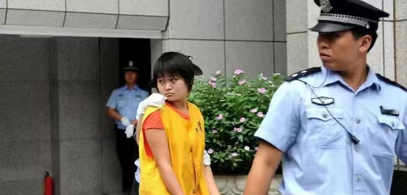 2009年9月，中山索克大楼8楼的住户被臭味惊醒。警察破门后，在806房找到42