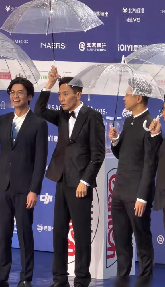 别再刷刘烨被雨浇成表情包了。我告诉你，那张狼狈的脸，才是他碾压内娱小生们的核武器