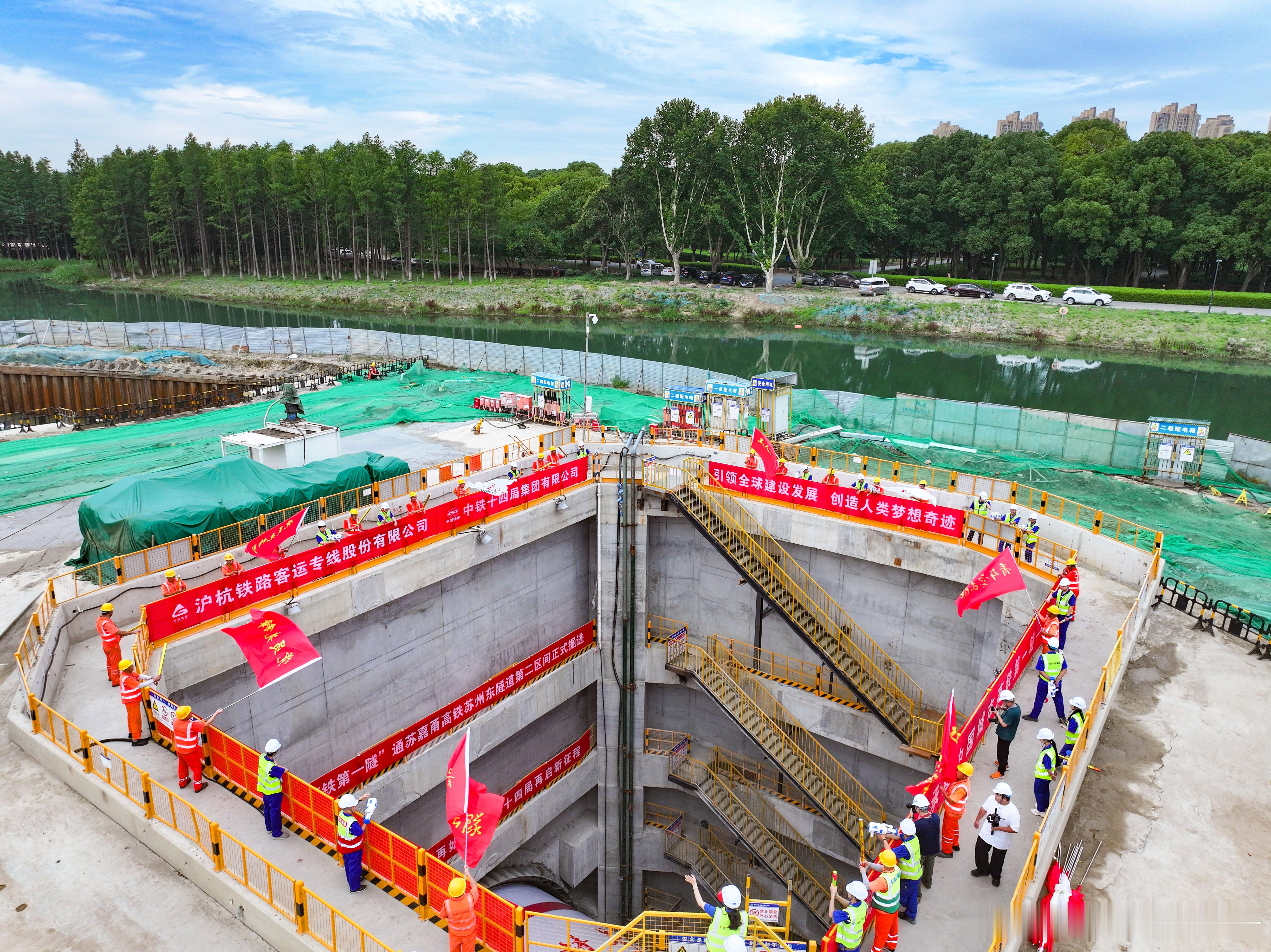 冷知识，苏州确实“过分了”最新的在建高铁是穿城市的，建在地下的地下不走高架，是规划时特意选定的方案：