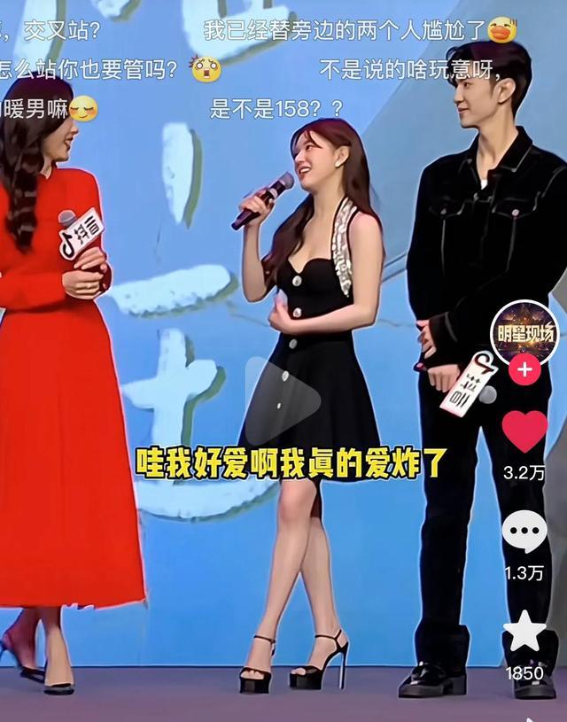 当20多岁的赵露思跟40多岁的曾黎站在一起，我才明白，什么叫“站没站相”