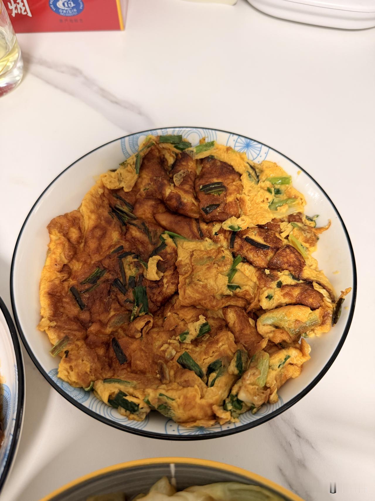 我认为中餐。我更喜欢吃中餐，因为我觉得西餐只有牛排、面包啊，然后芝士啊，这烤肉啊