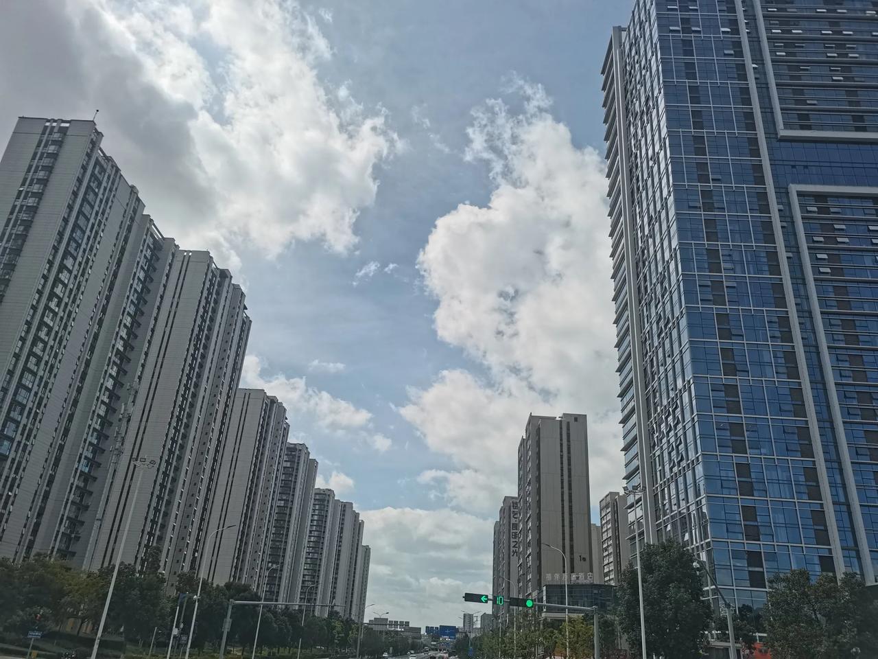 作为昆明的新区昆明的市政府的所在地呈贡这边的建筑是真的高端大气路也比较宽，