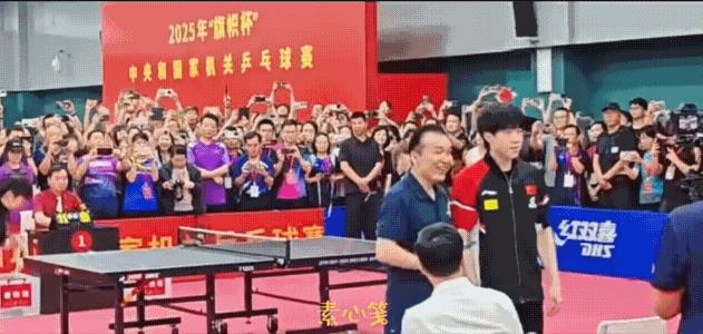 头哥忙着和领导合照，莎莎和曼昱在球台抡拍子，哈哈今天莎莎大头曼昱三个人一起在新