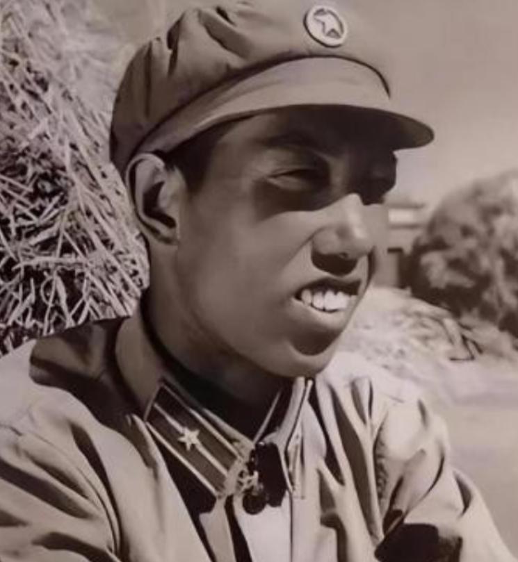 1963年，国庆阅兵仪式上，一年轻的少尉站在天安门上观礼，毛主席见此人年轻，询问