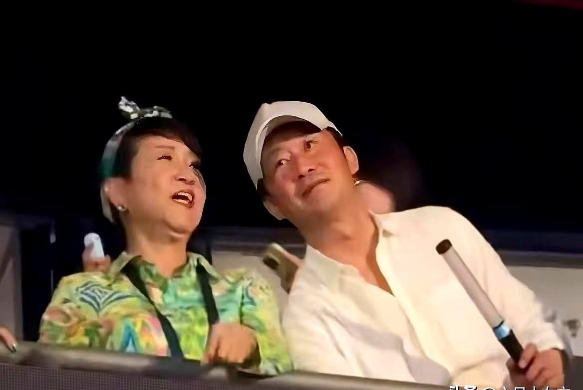 春节档刚又爆了一把谢霆锋鸟巢演唱会，吴京竟和他妈坐一块儿热聊，这画面谁见过？