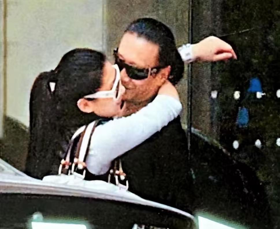 离谱！谢贤前女友大爆谢家隐私，社交账号被封，又开小号，没完没了啊！比谢贤小49