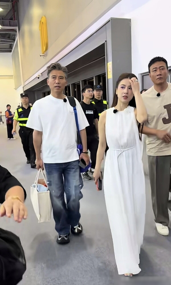 娱乐圈男星都在拼命染发装嫩，51岁的李乃文却顶着满头白发，硬生生扯下了中年油腻的遮羞布。最近他和58