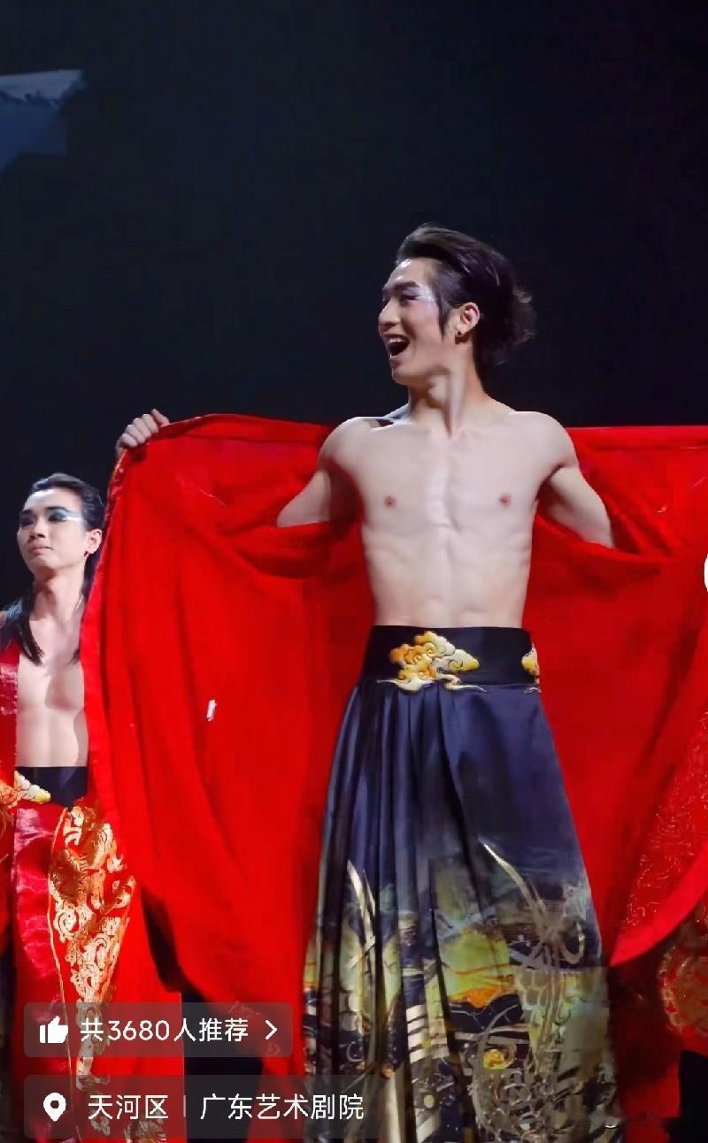 舞蹈演员@龚钊，长的像吴建豪和华晨宇的合体。脱的这段时间看的多了，但是能鲤鱼