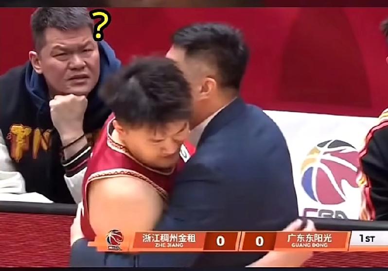 杜锋拥抱刘泽一，质问胡明轩奎因，他带CBA最差球队行吗？杜锋昨晚抢戏太多，