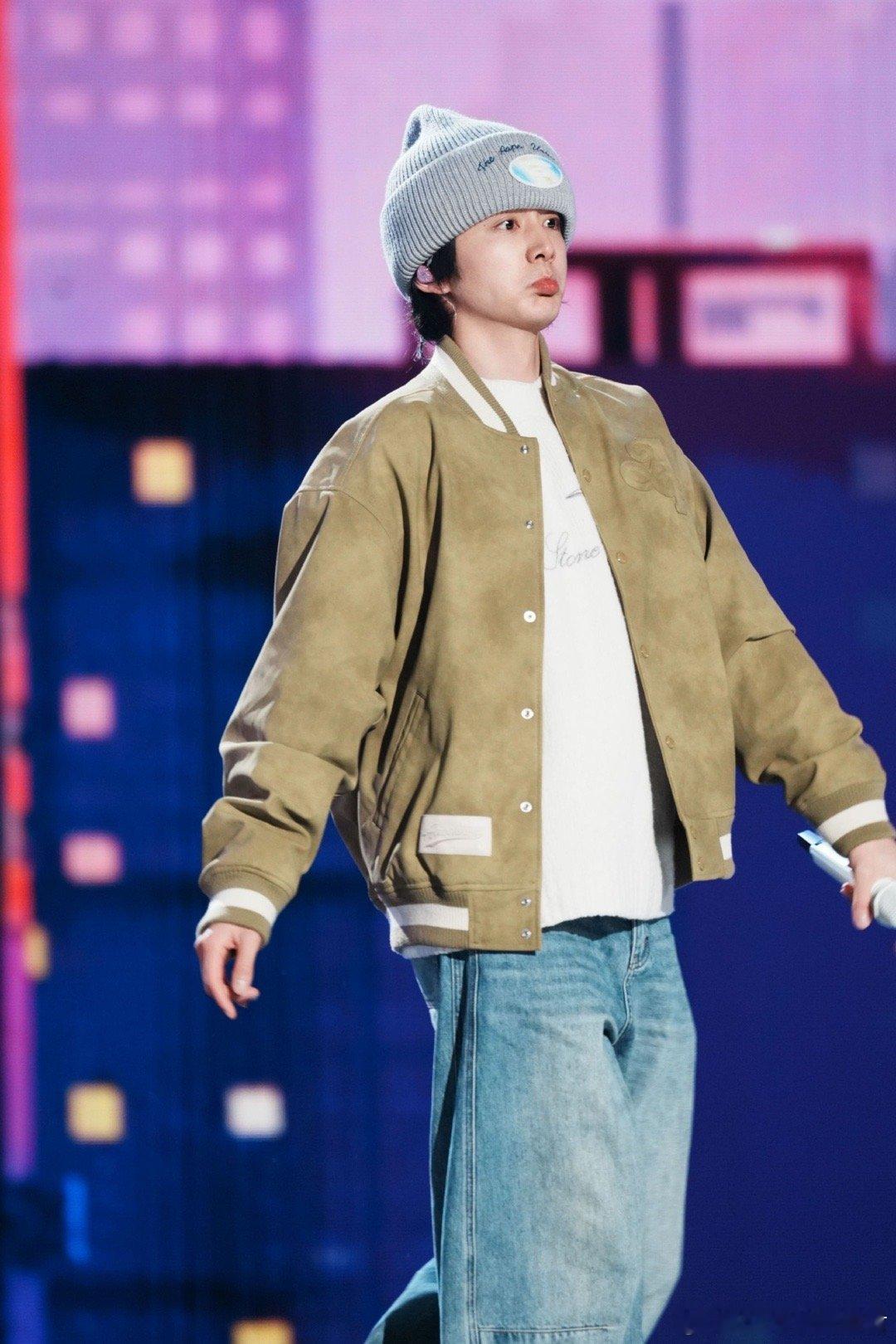 张新成今天我真没开美颜认真澄清的样子帅得好轻松！镜头前坦然展示原生状态，皮肤