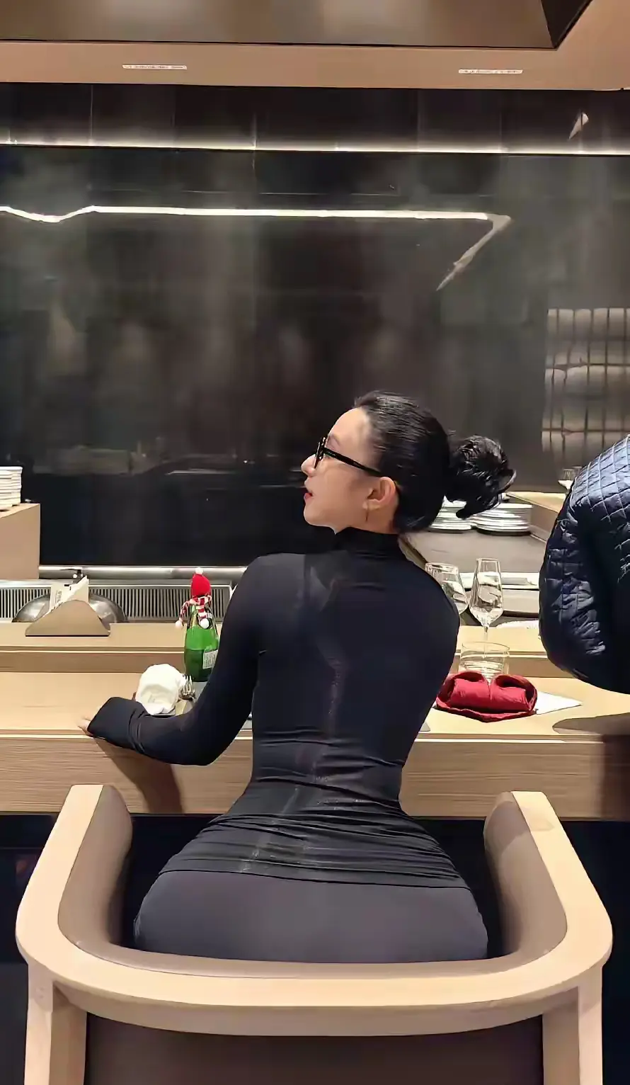 服务员，椅子太小了，帮我换一个