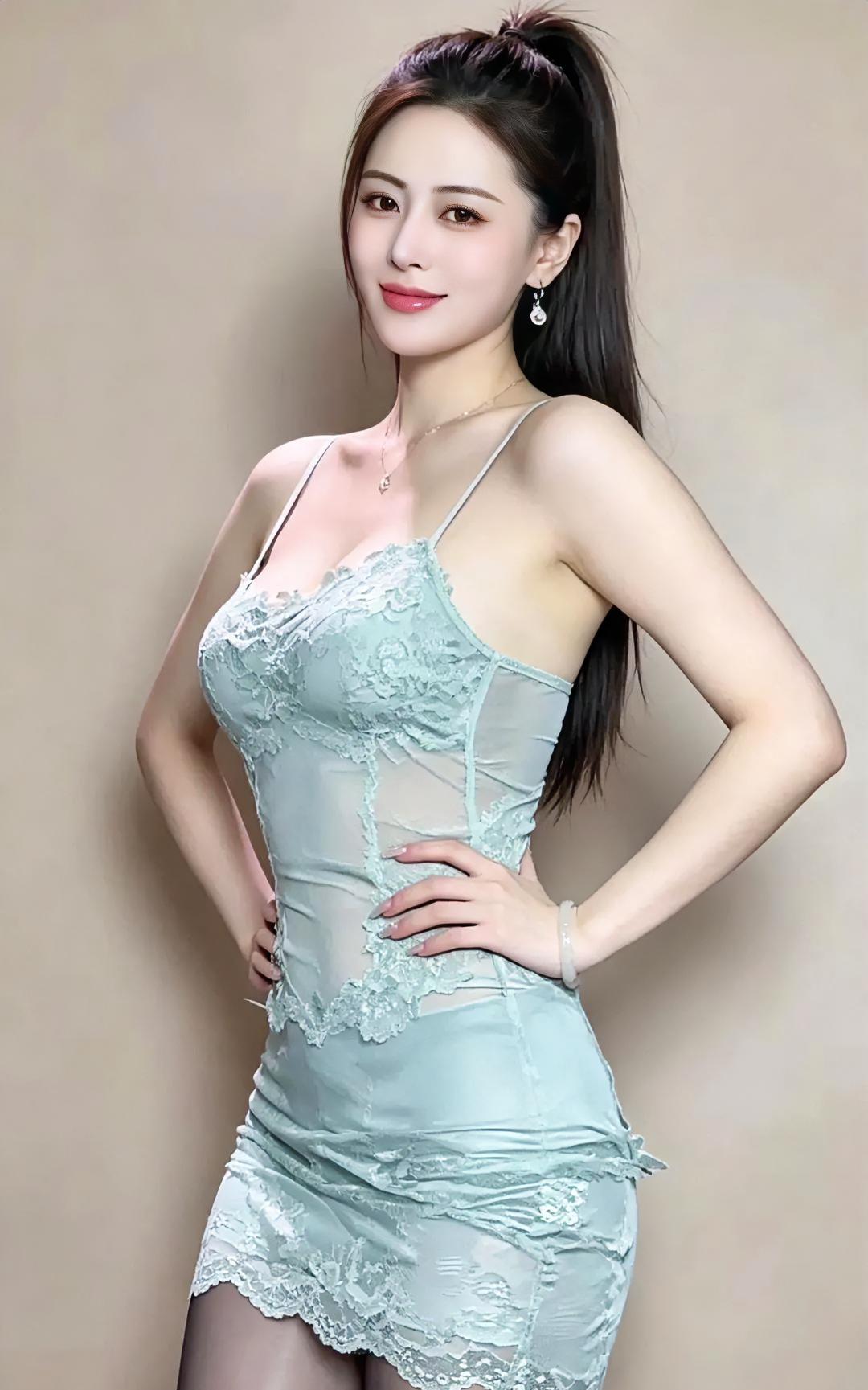 浅绿蕾丝轻，马尾束清风，耳坠摇细光，笑意落眼中。手儿轻叉腰，姿态自雍容，