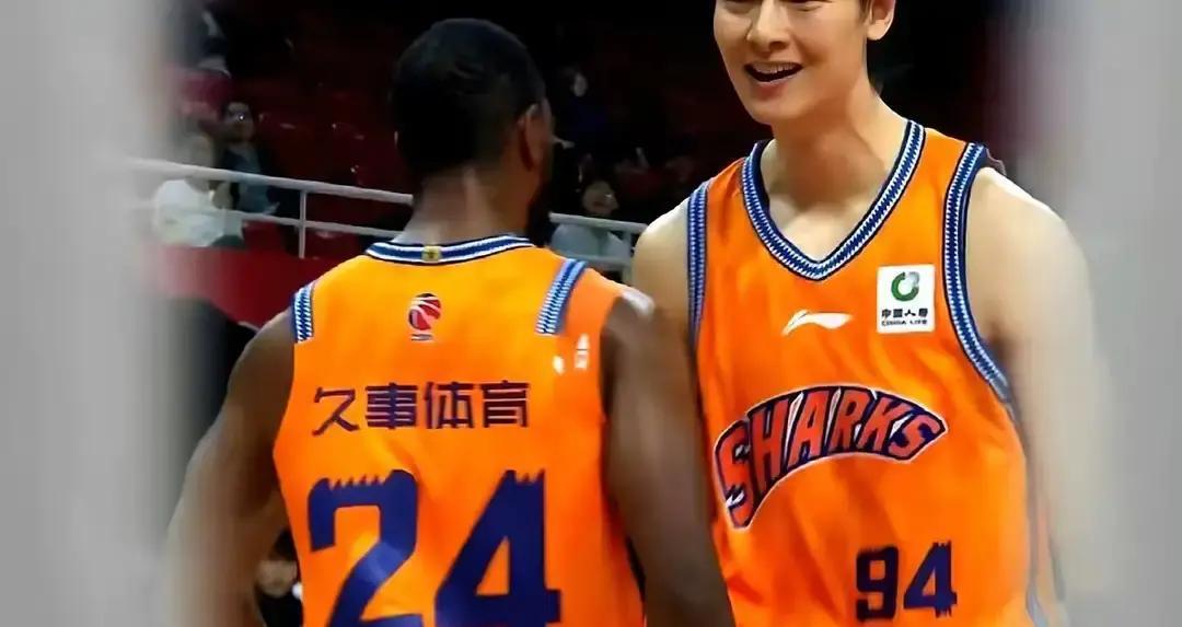 久事男篮把王哲林当“大号控卫”用，场均得分掉2分，助攻却飙到3.8次。刘鹏