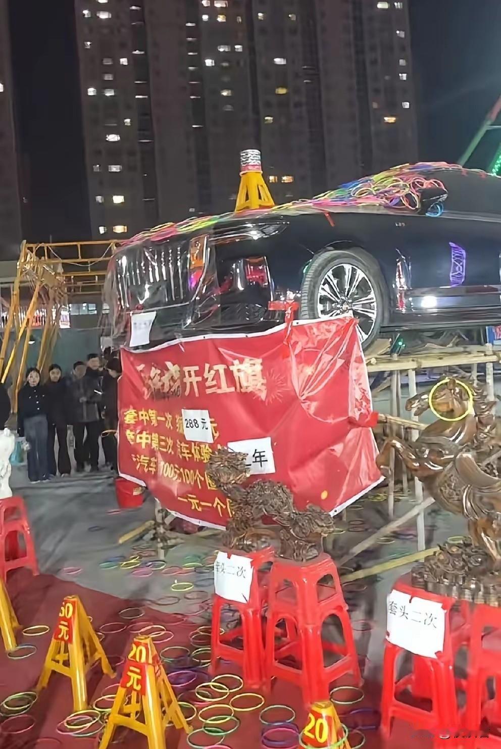 曲阜套圈“闹剧”：五千块套中汽车，摊主一句“不是我的”就想赖账？山东曲阜，一