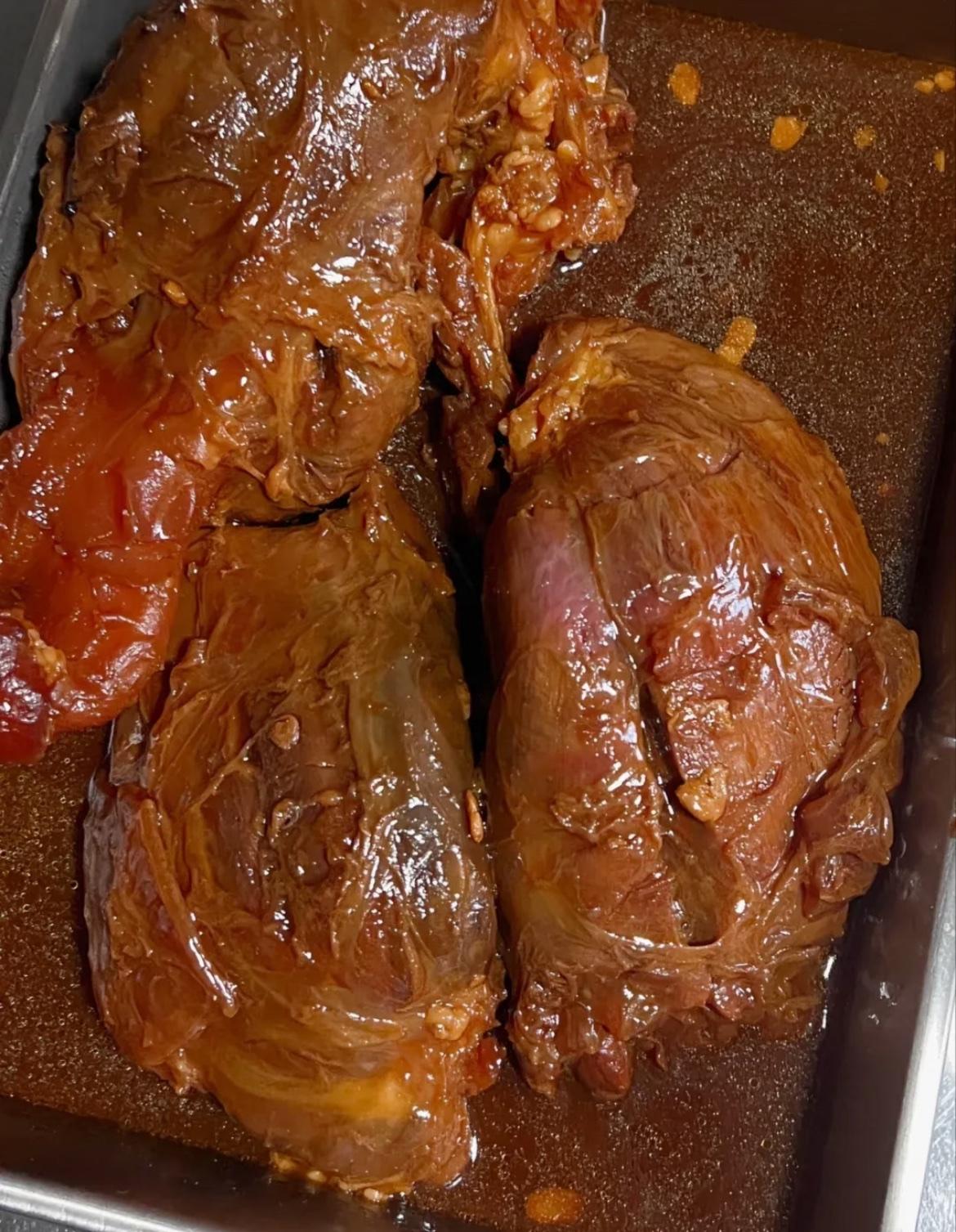 下午婆婆在家炖了一大顿牛肉，做好之后直接放冰箱里冷藏，酱牛肉嘛要入味才好吃，也没