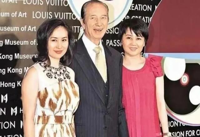 1989年，67岁的何鸿燊跟29岁的梁安琪求婚。谁知，梁安琪霸气地说：“让我做你