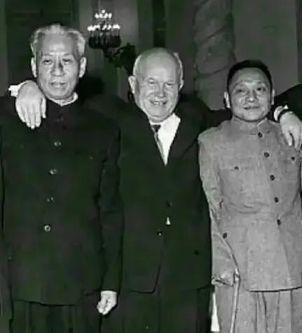 1960年11月10日至12月1日，全世界八十一个国家的共产党、工人代表如万国朝