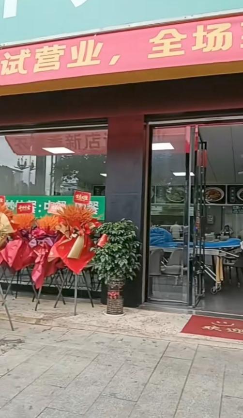 湖南永州祁阳一名80岁老人在食店吃完饭后倒地不治身亡，食店才开业三天，老人因尿毒
