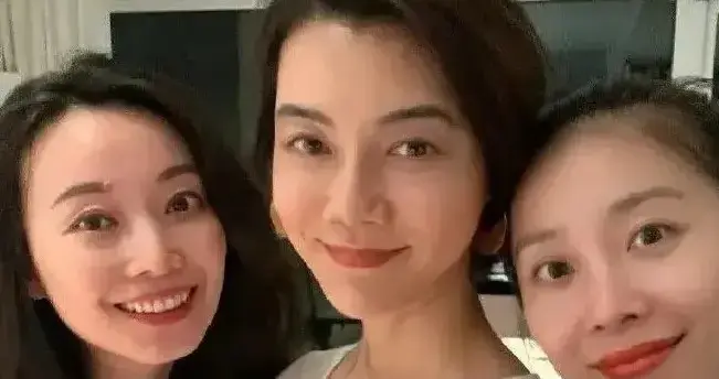 车晓43岁生日暖心聚会：北京别墅用剩菜剩饭招待闺蜜，闺蜜点赞