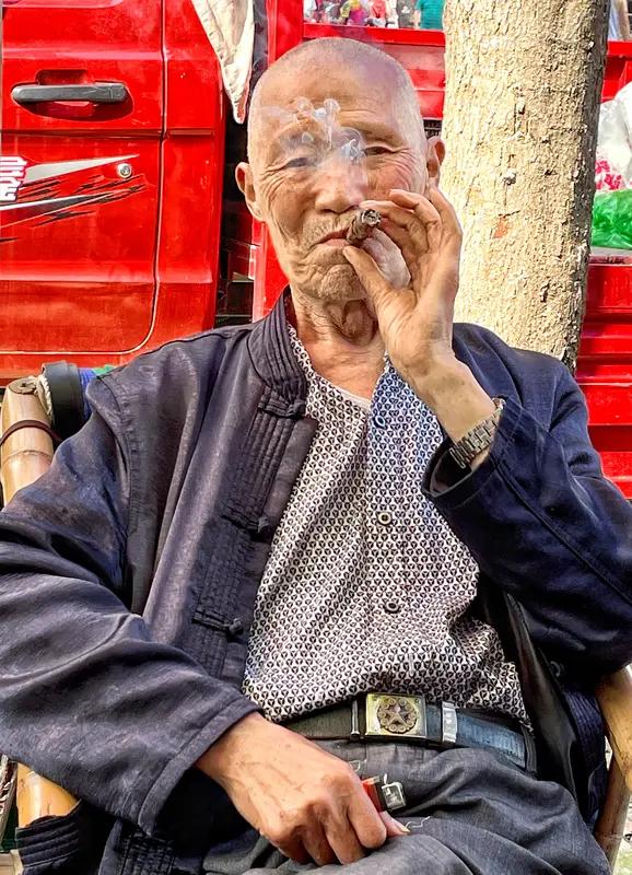 这大爷真是深藏不露啊！本来以为只是普通来买瓶水，让老板看瓶盖中没中奖，老板还想忽