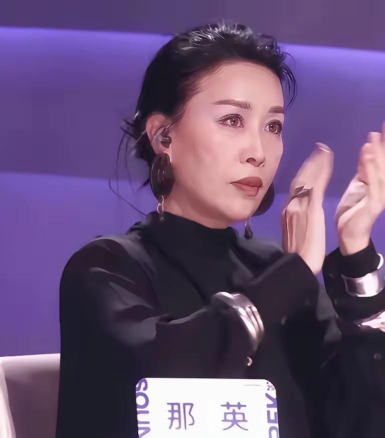 那英的医美效果不得不服，比章子怡整的好多了。现在和以前简直判若两人，像梁雁翎，又