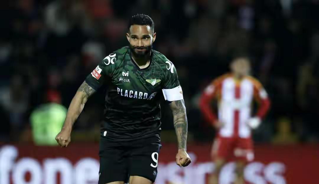 “300万欧拼一条中轴线，还顺手把工资帽焊死。”津门虎这出操作，把隔壁砸钱却保级