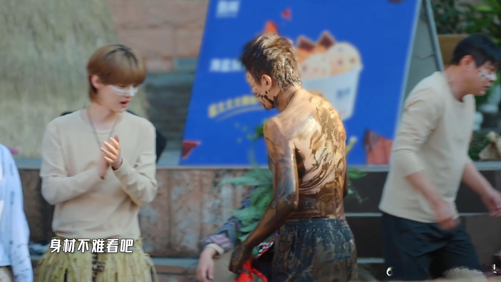 邓超问鹿晗身材不难看吧哈哈哈哈哈这期五哈真的给我笑到脸酸！超哥赢了比赛浑身是泥