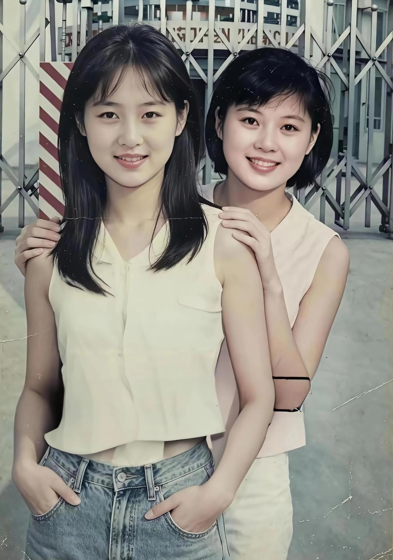 两张很有年代感的老照片中的姑娘，无论哪一位，不管是拼颜值还是论气质，放在今天，都