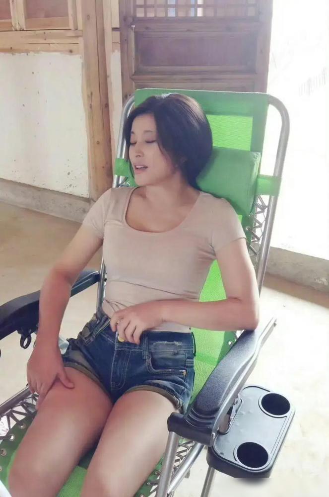 刘晓庆这回是真藏不住了，无修图一出彻底暴露真实状态，苍老感扑面而来，和平时镜头里