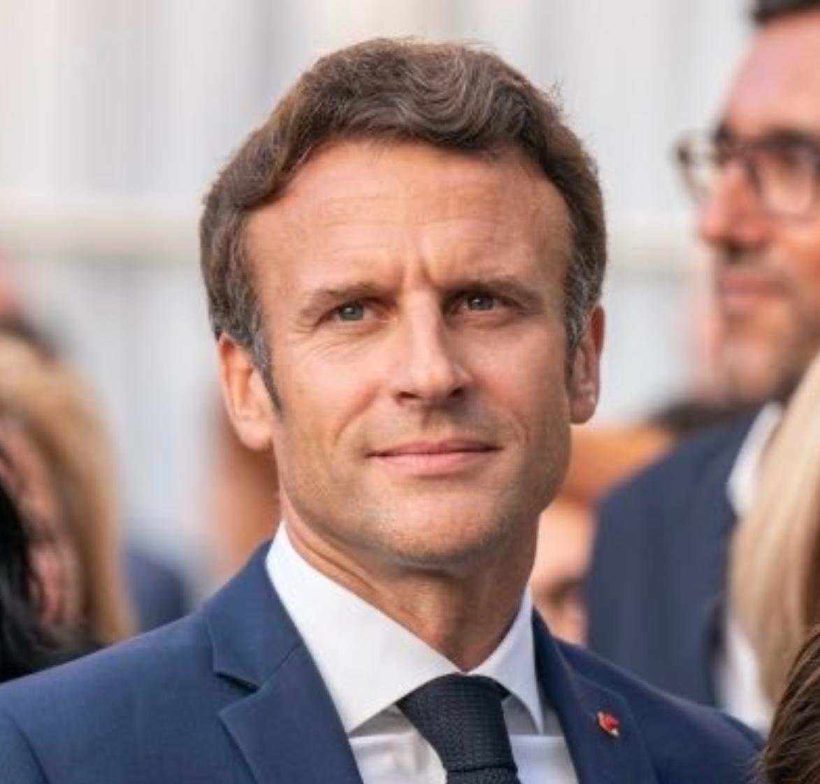 法国总统马克龙今天写道：“今天我与以色列总理本雅明・内塔尼亚胡、黎巴嫩总统约瑟夫