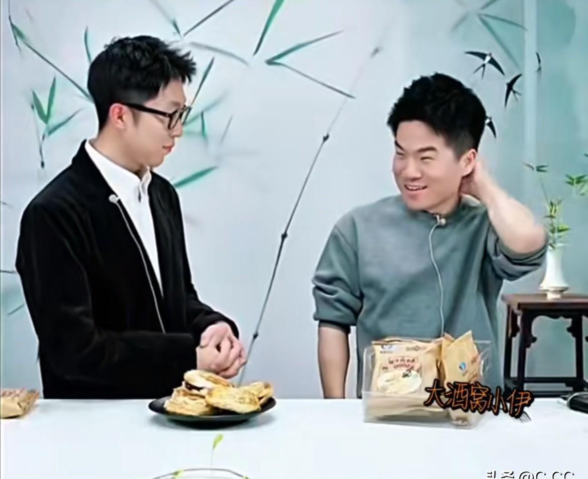 董宇辉上播晒新衣，一身加起来一百多？还不是“平替”，是路边摊硬刚西装局。