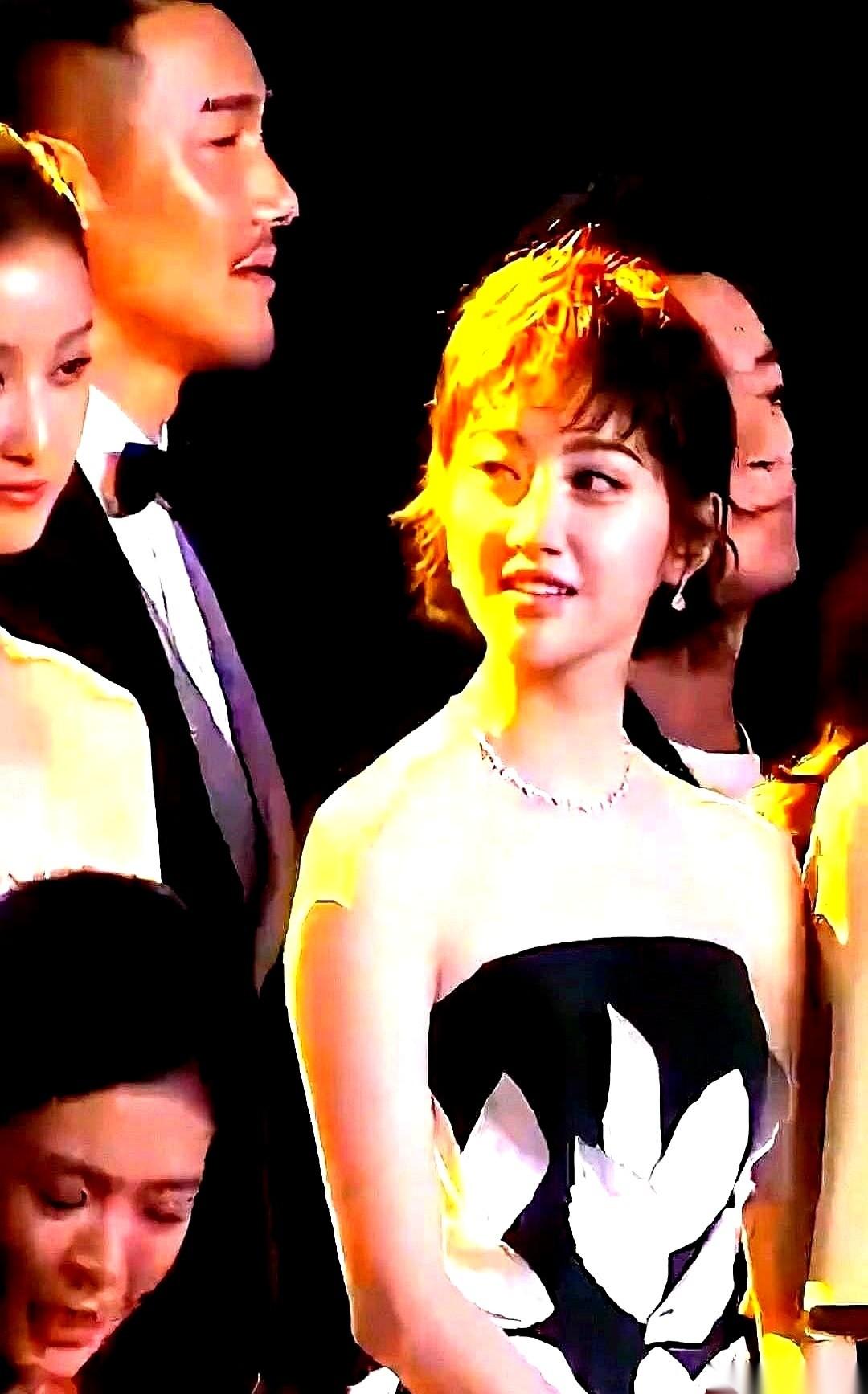 陈道明手伸出去那一下，俞飞鸿身子一转，直接把王宝强搂了过去。空气都安静了，真的