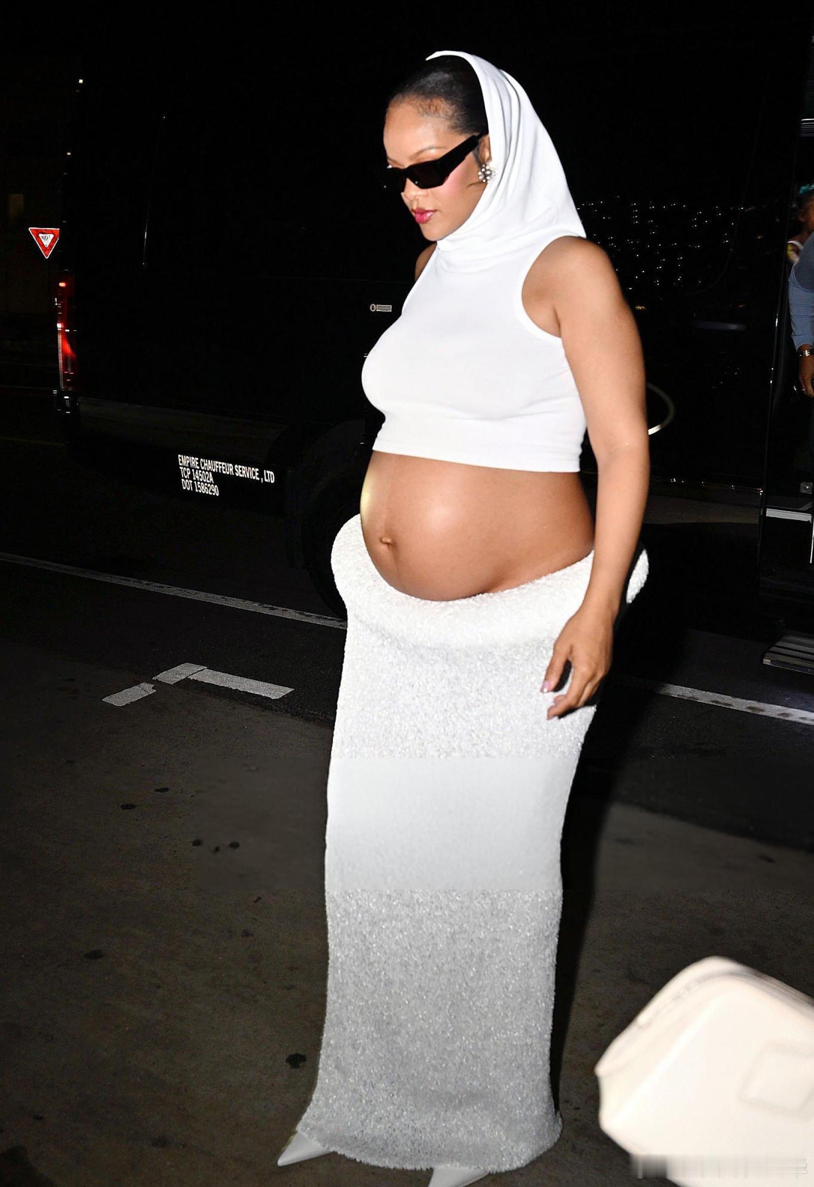 孕期辣妹还得是蕾哈娜！蕾哈娜Rihanna洛杉矶外出Look，直接坦荡荡的露孕肚