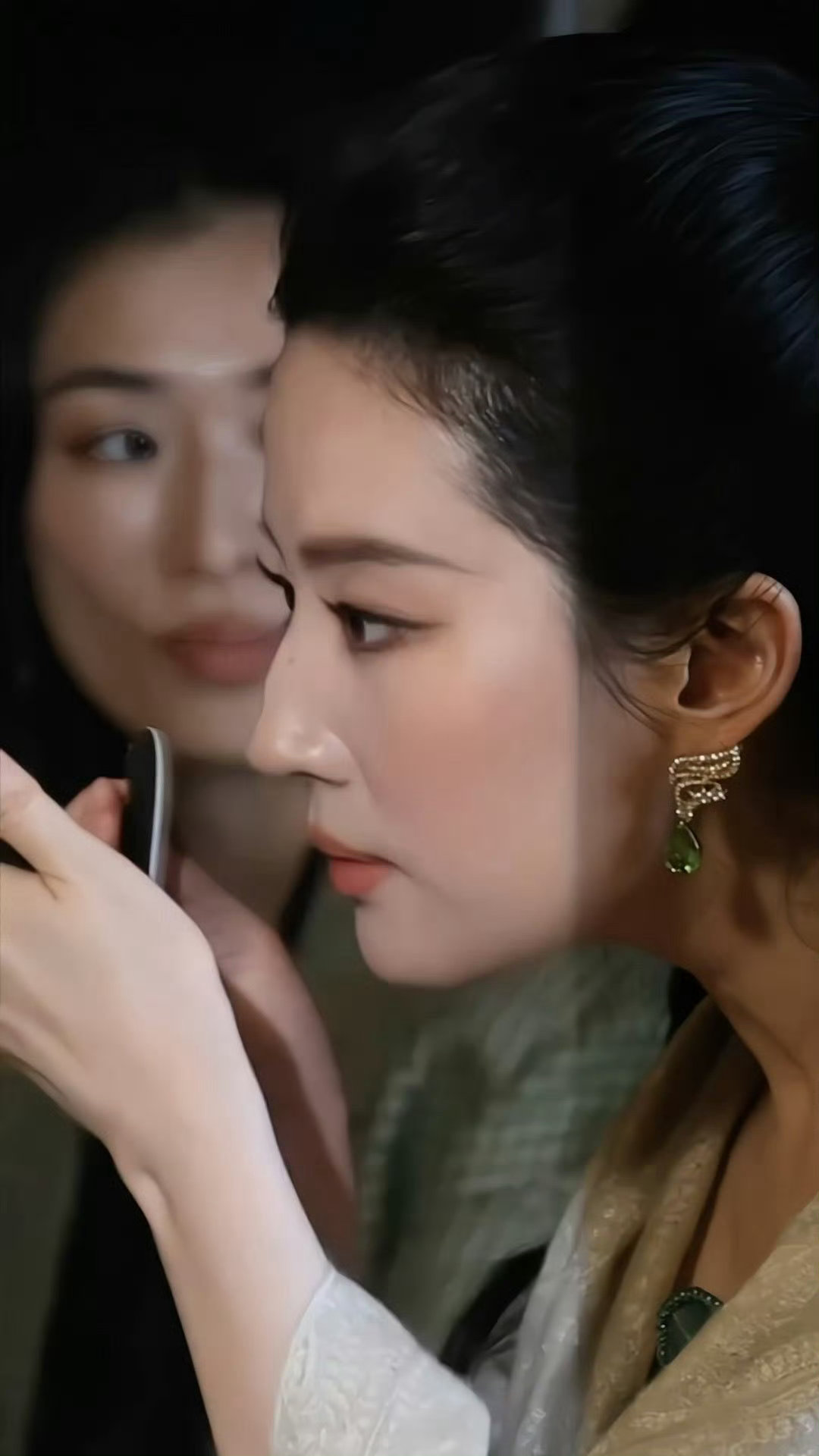 才发现刘亦菲手上有绿宝石岂止看了几遍才发现刘亦菲手上有绿宝石，也才发现刘亦菲涂了