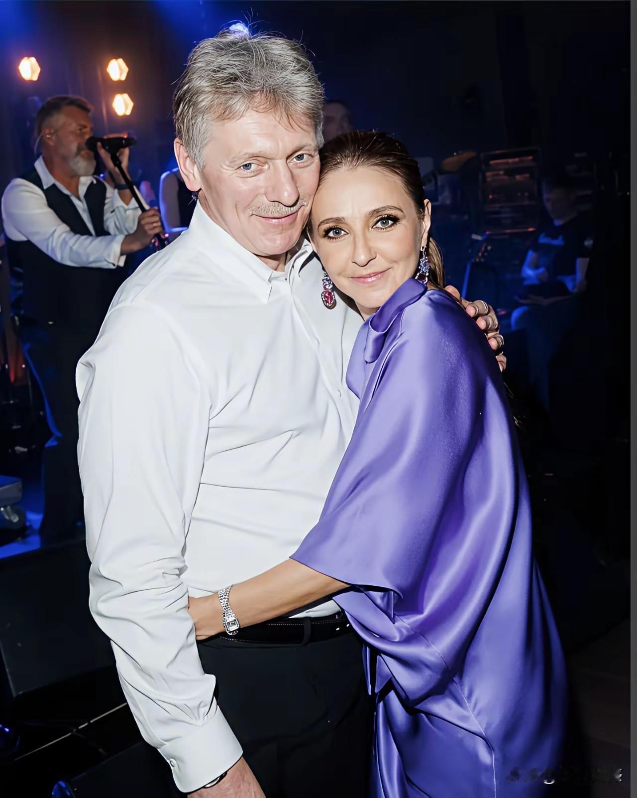 俄罗斯这位高官的夫人，长得虽然不是很漂亮，但是穿着打扮很讲究，她所穿衣服的颜色，