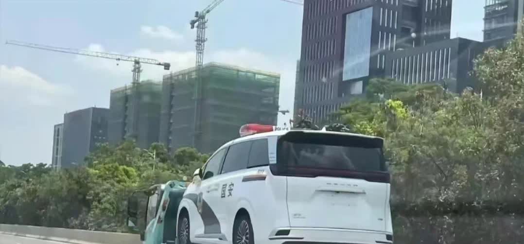 腾势D9绝对是一辆好车，也是一辆豪车。上市以后非常火爆，以前的腾势汽车就凭这一款