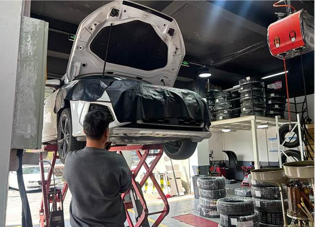 奥迪A3保养别再被套餐忽悠！奥迪A3保养按1万公里或1年执行，先到为准。小保养更换机油机滤，4S店约