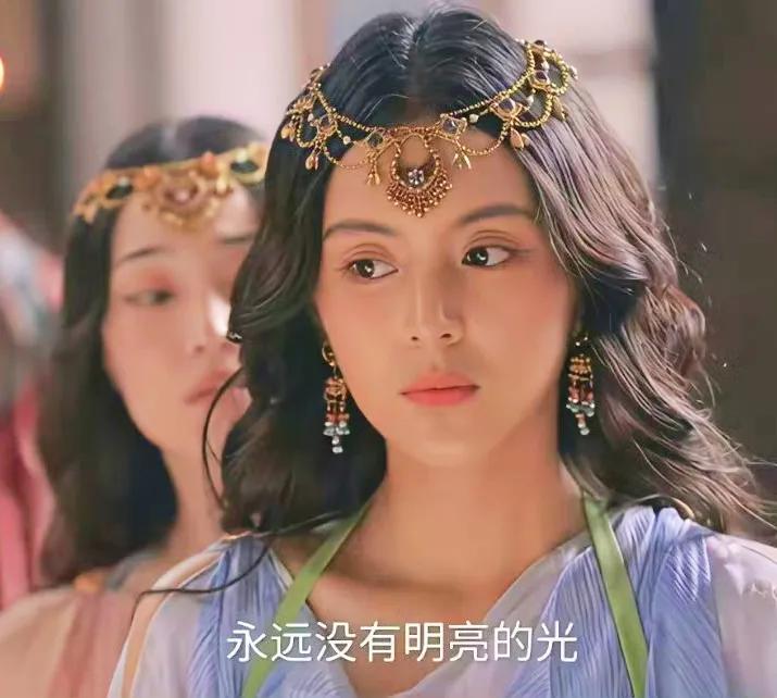 终于明白，为什么那尔那茜是女主，而那个波浪发女孩只能是丫鬟！其一：女主辨