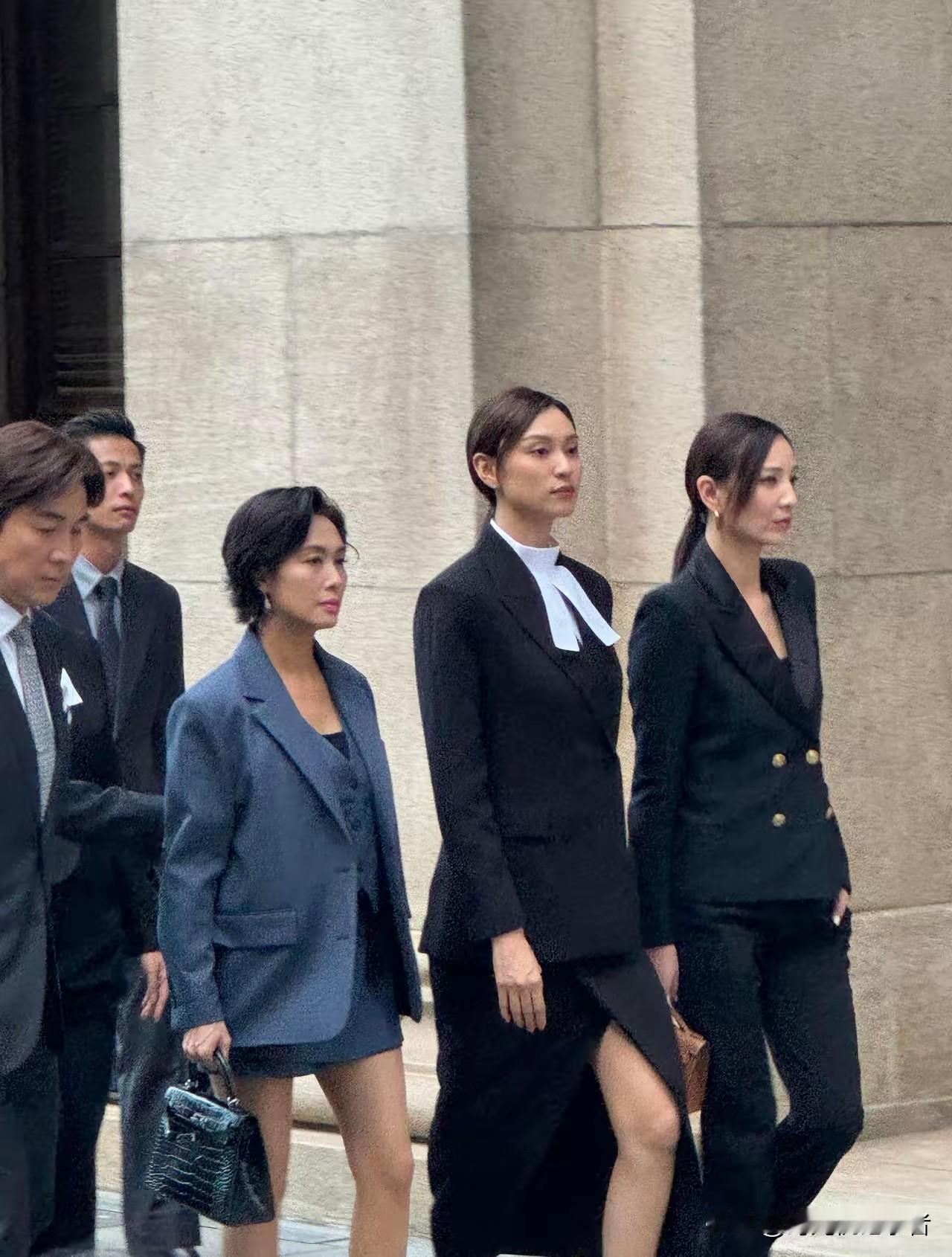 果然朱茵那么矮，当年真的以为她是大高个美女。TVB女星果然都很有气质，职场范十