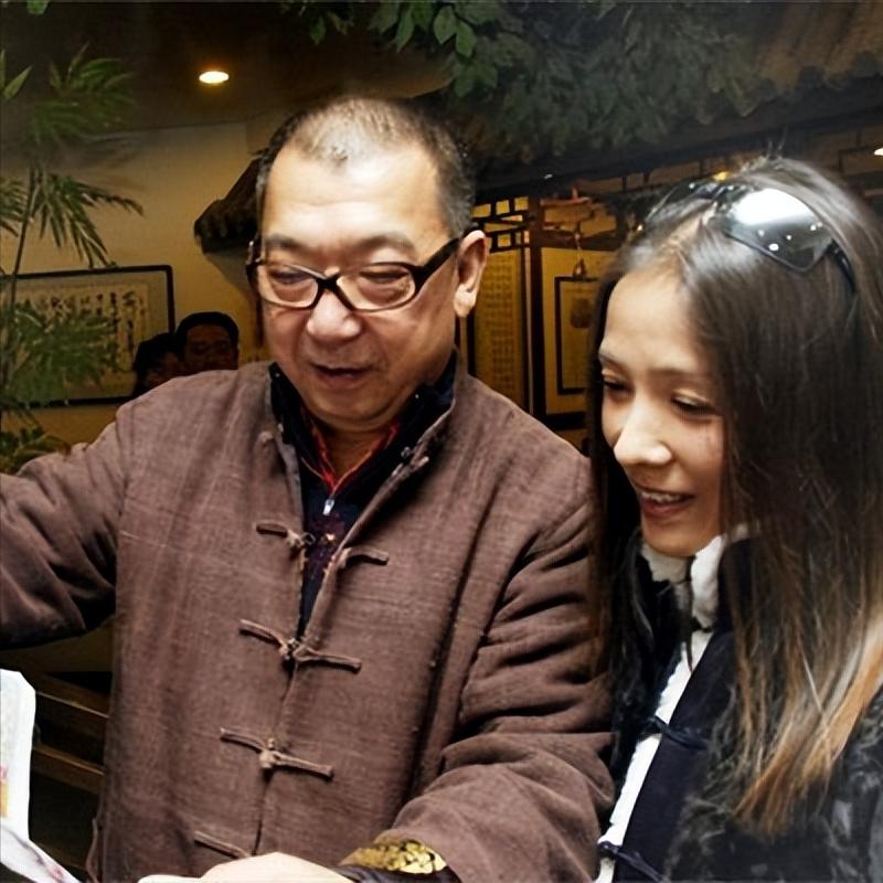 导演郭宝昌，第一个老婆，离了，第二个老婆，离了，拍戏的时候，认识了话剧演员，柳格