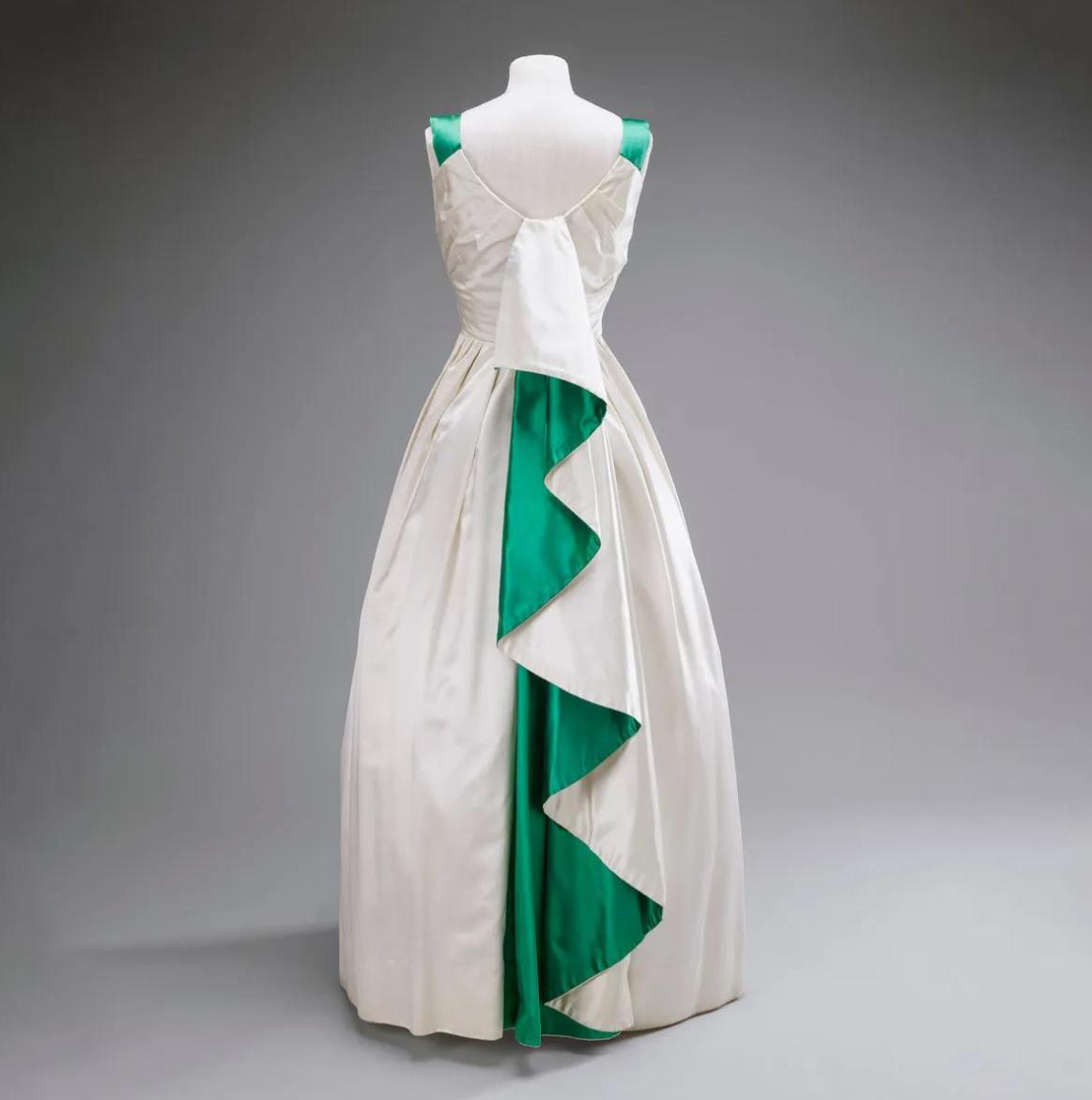 300多件展品，一窥1.63米的英女王时尚背后的心思！英女王伊丽莎白二