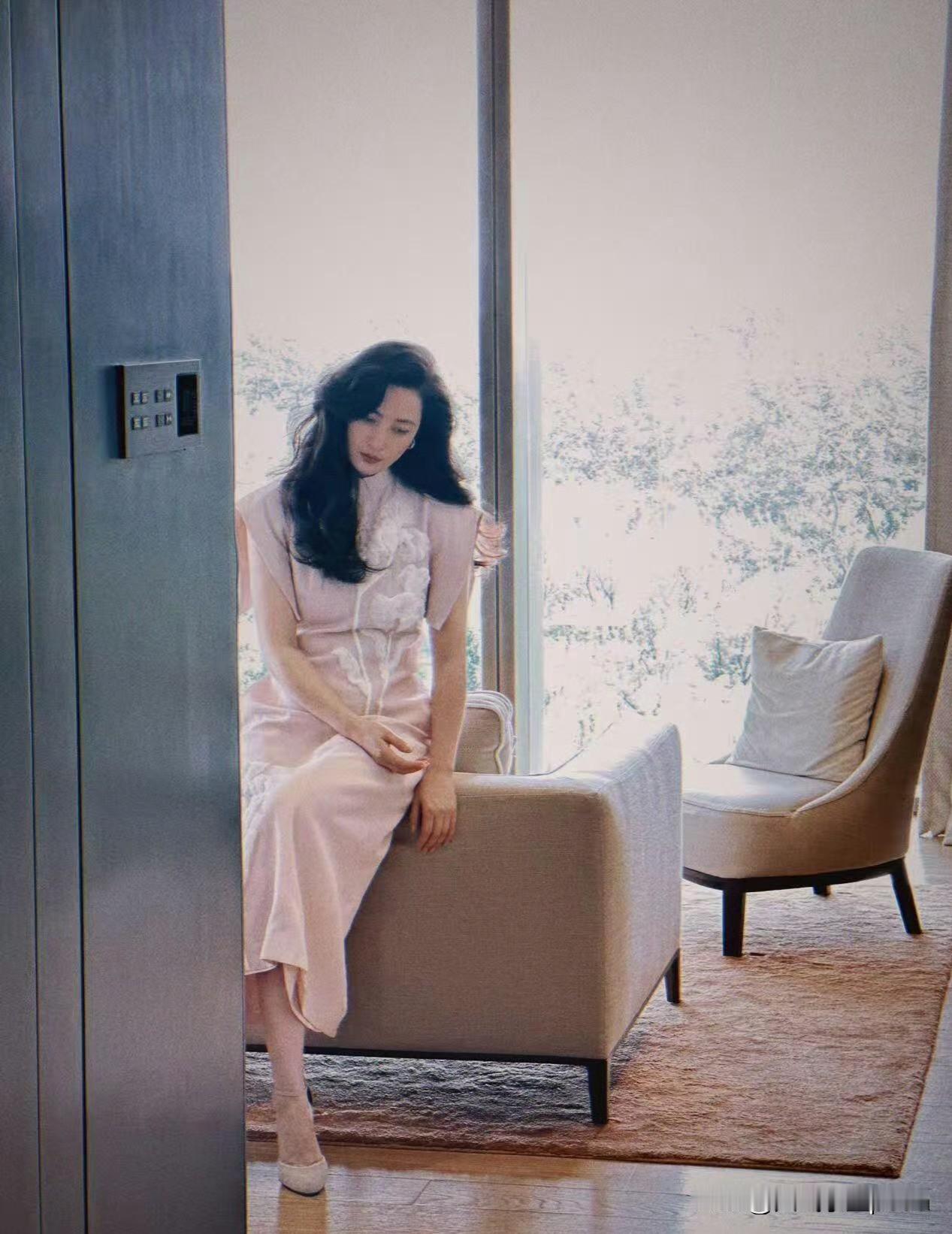 救命，蒋勤勤这组图真是美到词穷！！姐穿粉色旗袍配卷发也太绝了吧，温婉贵气中带着