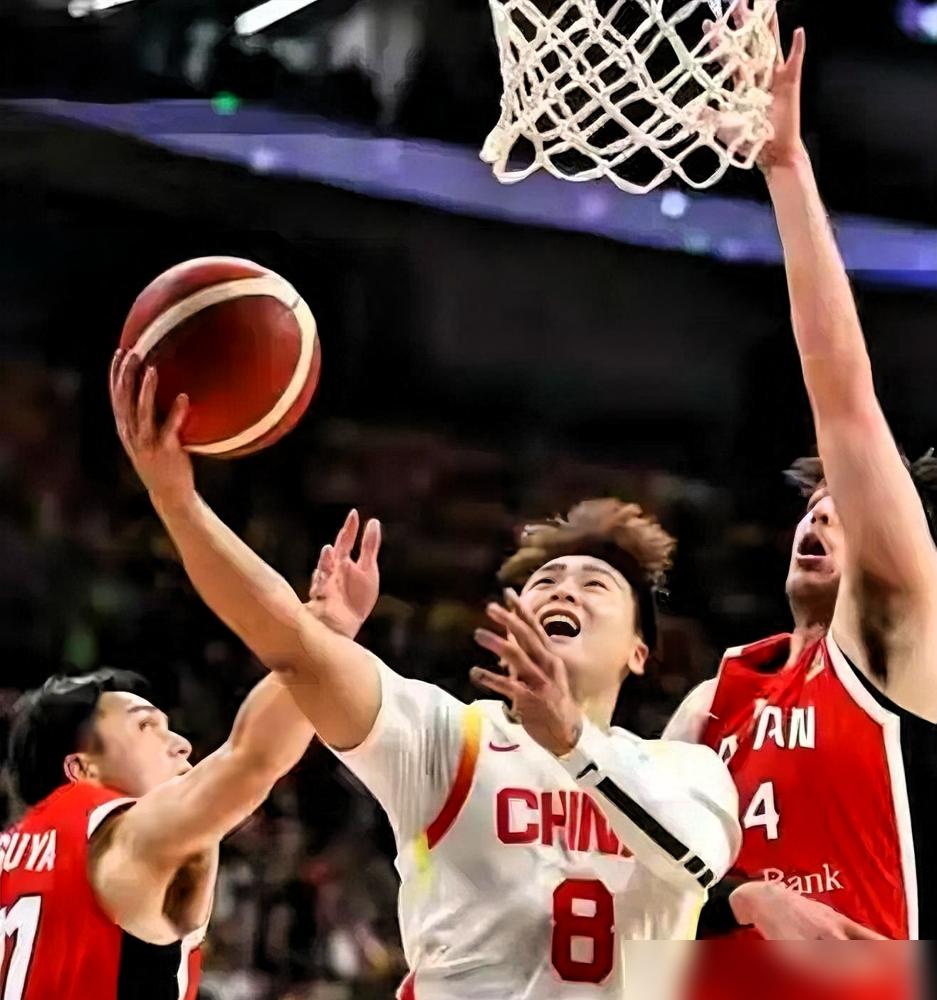 2米21的中国巨人余嘉豪，竟然在西班牙“扶贫”？年薪仅20万，住破公寓，简直惨到